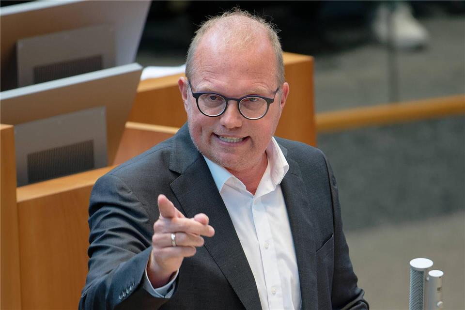 Haushaltsschlacht statt Harmonie in der 100. Landtagssitzung SPD-Oppositionsführer Jochen Ott setzt in der Haushaltsdebatte des nordrhein-westfälischen Landtags zum Rundumschlag gegen Schwarz-Grün an. Henning Kaiser/dpa