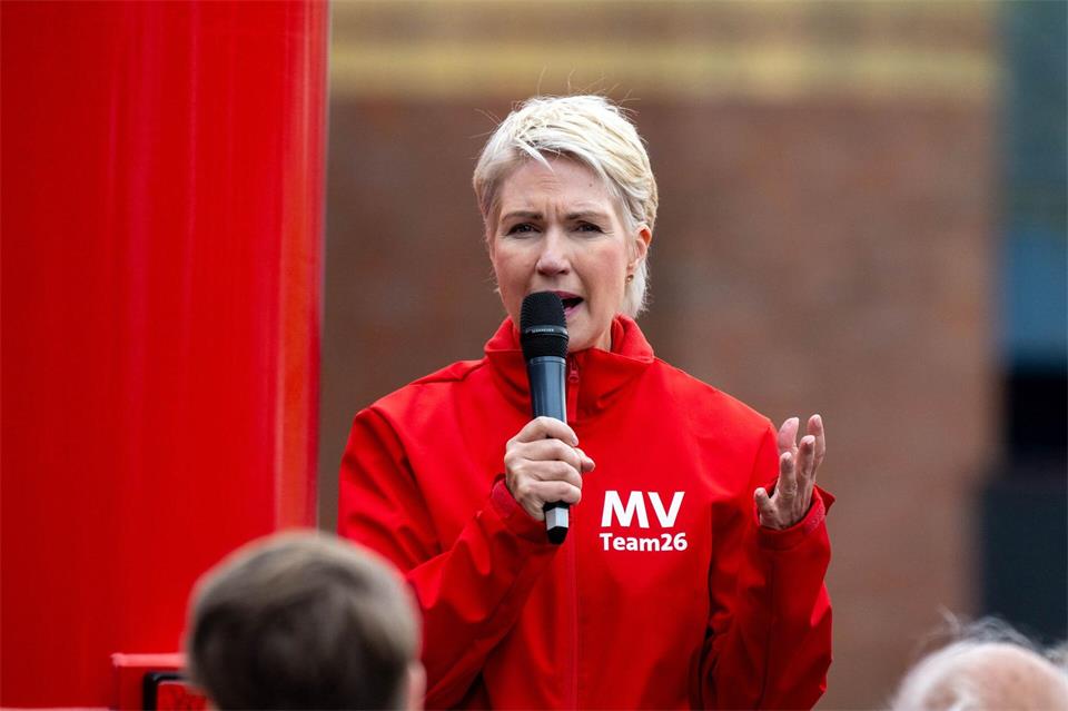 SPD-Regierungschefin Manuela Schwesig hat in Mecklenburg-Vorpommern in einer letzten Umfrage die AfD wieder vom Spitzenplatz verdrängt.Stefan Sauer/dpa