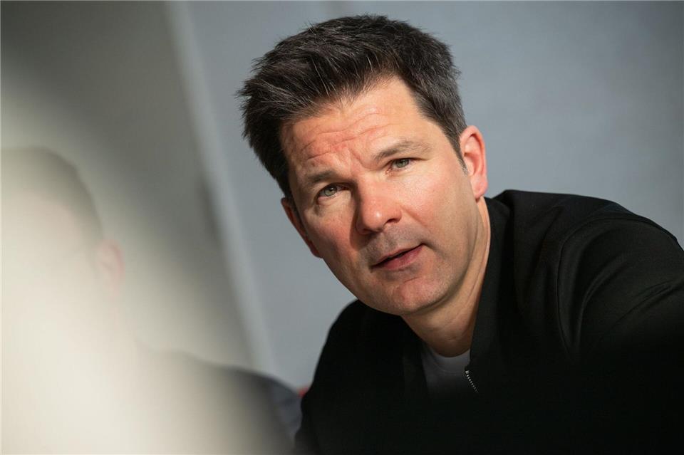 SPD-Spitzenkandidat Steffen Krach kritisiert den Regierenden CDU-Bürgermeister Kai Wegner. (Archivbild)   Sebastian Gollnow/dpa