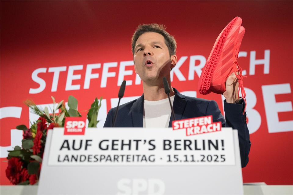 SPD-Spitzenkandidat Steffen Krach stellt sich auf einen langen Lauf ins Rote Rathaus ein.  Sebastian Christoph Gollnow/dpa