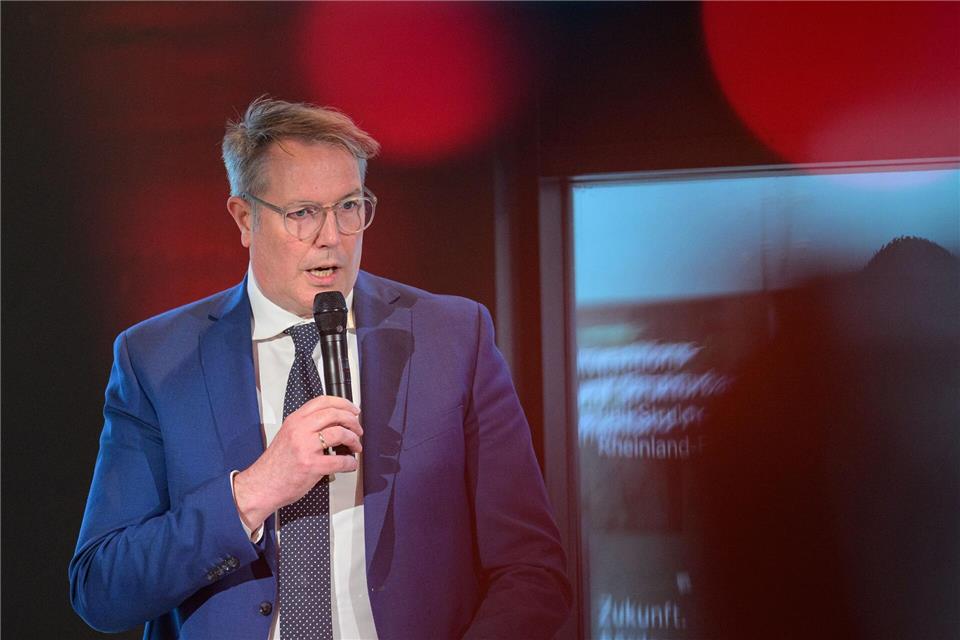 SPD-Verhandlungsführer und Noch-Ministerpräsident Alexander Schweitzer stellt die neuen Minister und Staatssekretäre vor. Hannes P. Albert/dpa