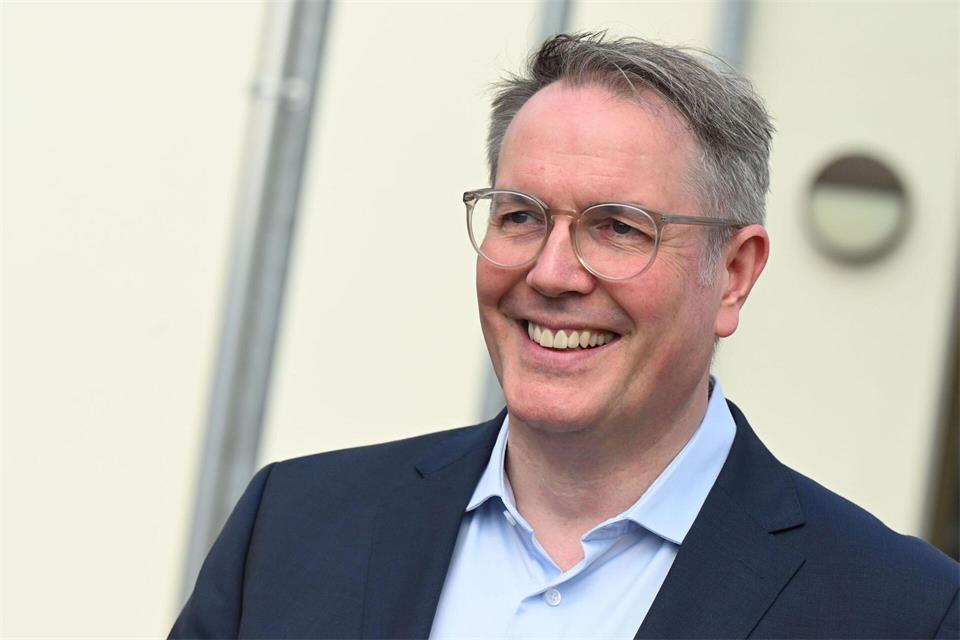 SPD-Vizechef Alexander Schweitzer hat Andy Burnham genau zugehört (Archivbild)Uli Deck/dpa