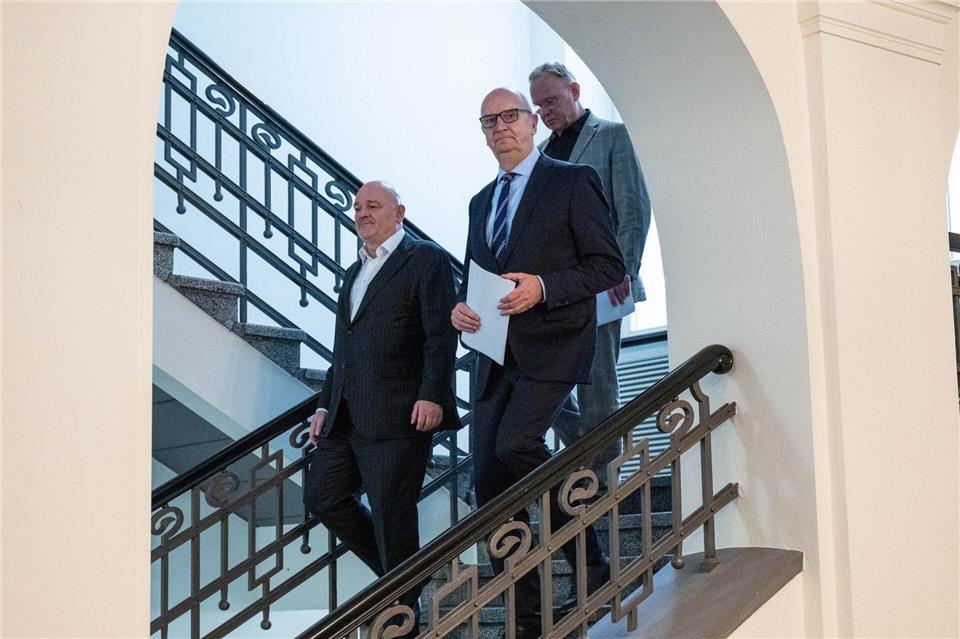 SPD/BSW-Regierung ohne Mehrheit: Der Ministerpräsident von Brandenburg, Dietmar Woidke (SPD, M), und sein Vize Robert Crumbach (l) erklären die Koalition in Brandenburg für gescheitert. Christophe Gateau/dpa