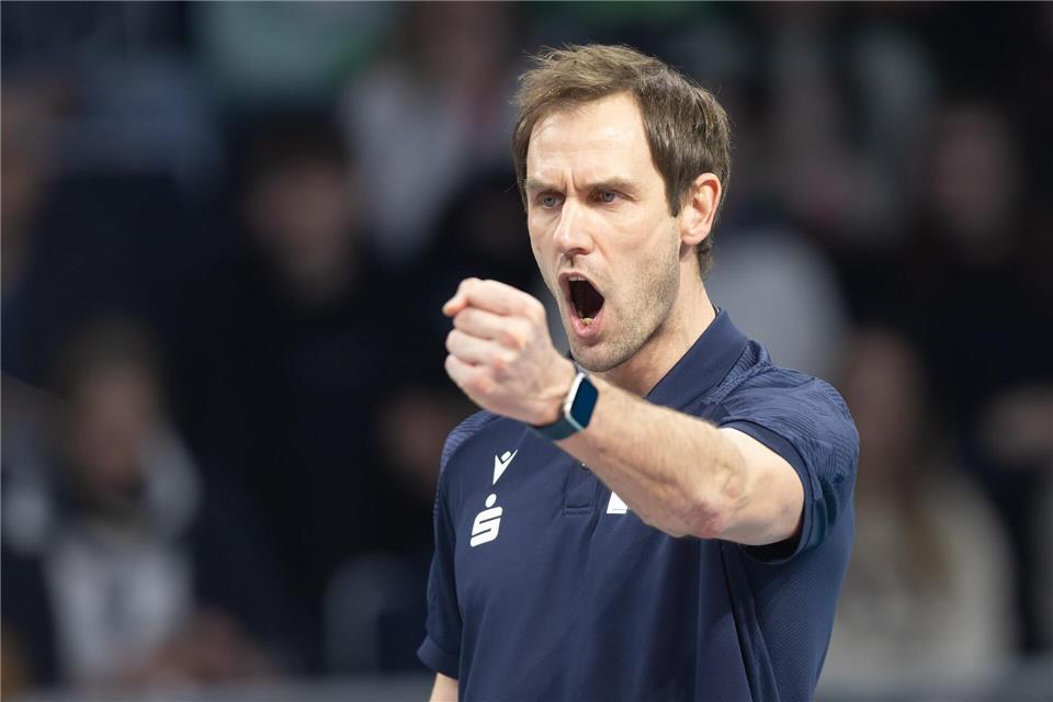 SSC-Trainer Felix Koslowski ballt die Faust vor Freude. (Archivbild)Jürgen Kessler/dpa