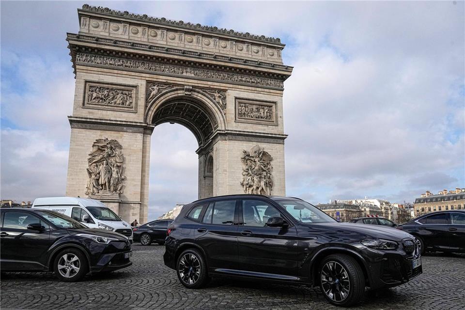 SUVs zahlen in Paris deutlich höhere Parkgebühren. (Archivbild)Michel Euler/AP/dpa