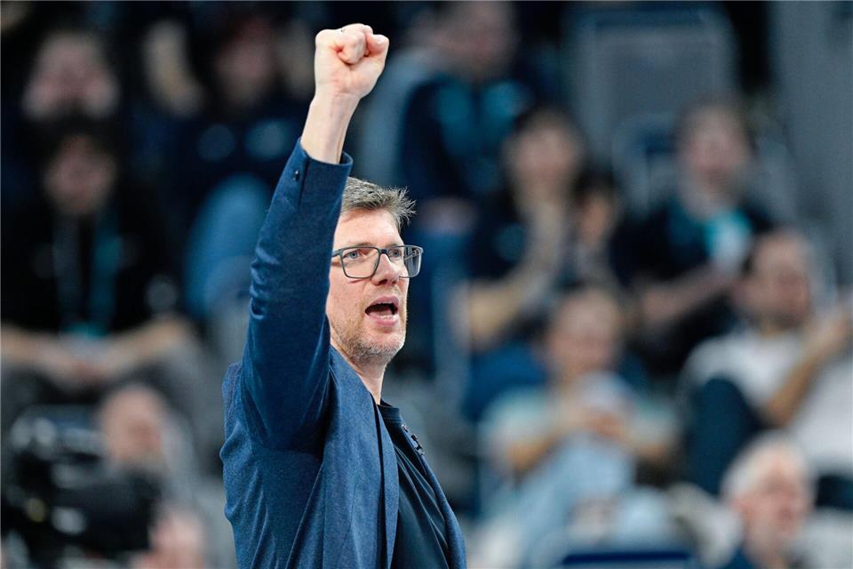 SVG-Trainer Stefan Hübner feiert einen Punktgewinn. (Archivbild)Uwe Anspach/dpa