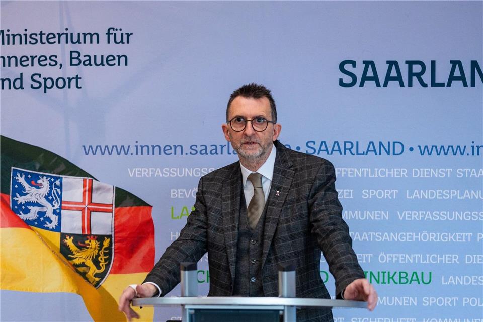 Saar-Innenminister Jost (SPD) befürwortet die Forderung nach einer Befragung unter den Beschäftigten der Polizei. (Archivbild)Laszlo Pinter/dpa