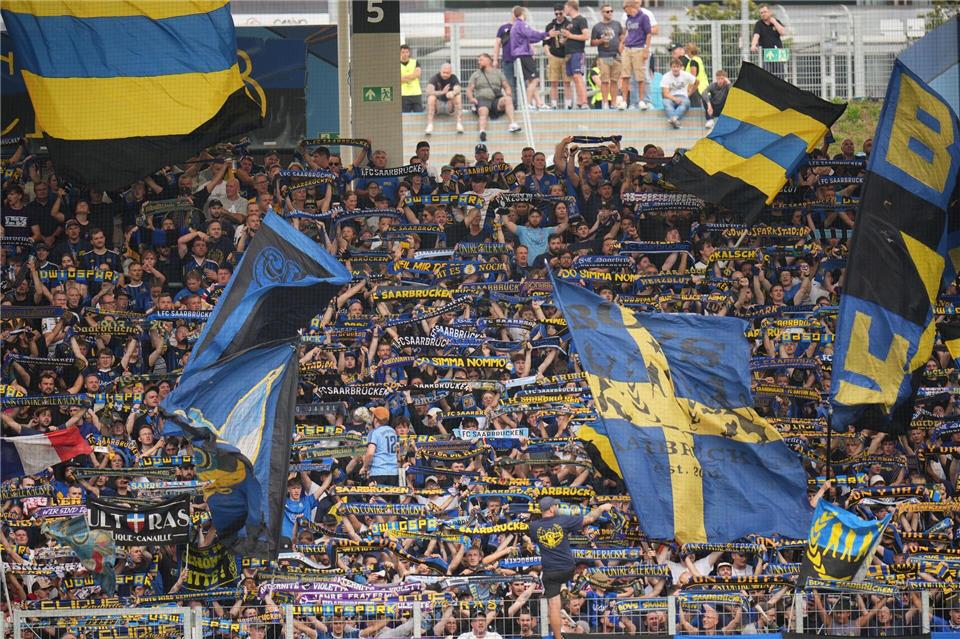 Nach 2:4 in Aachen: Saarbrücken bangt um Relegation Saarbrückens Fans müssen am letzten Spieltag alles geben, um die Mannschaft noch in die Relegation zu bringen. Thomas Frey/dpa