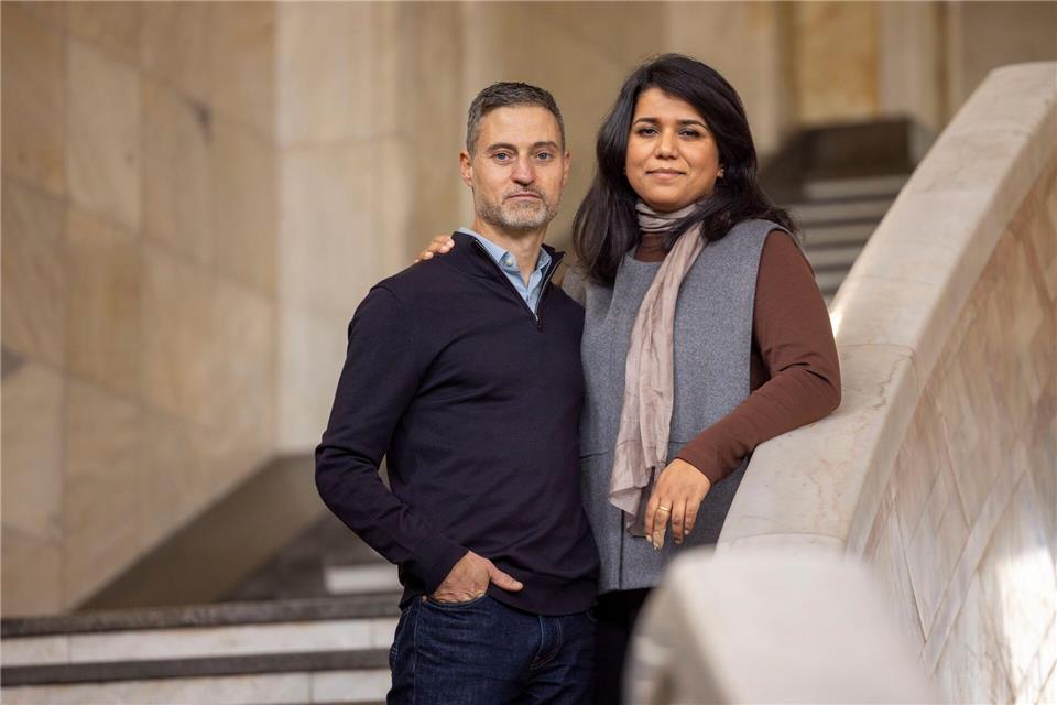 Saba-Nur Cheema und Meron Mendel sind ein außergewöhnliches Ehepaar: Sie, eine Politologin und Expertin für Antisemitismus und Islamfeindlichkeit, ist Muslimin mit pakistanischen Wurzeln. Er, Professor und Direktor der Bildungsstätte Anne Frank in Frankfurt am Main, ist ein in Tel Aviv geborener Jude. Helmut Fricke/dpa