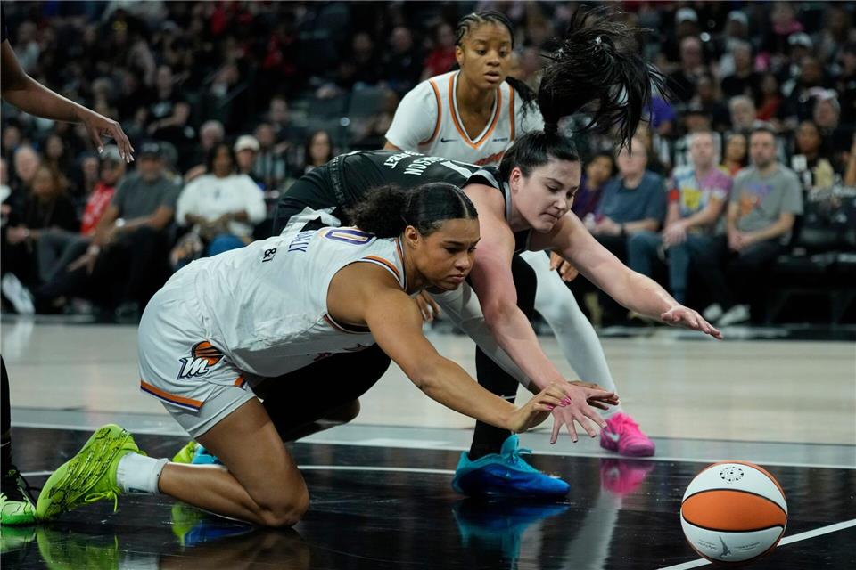 Frust ist da, Hoffnung auch: Saballys schwierige WNBA-Finals Sabally (links) ist sich für nichts zu schade. (Archivbild)John Locher/AP/dpa