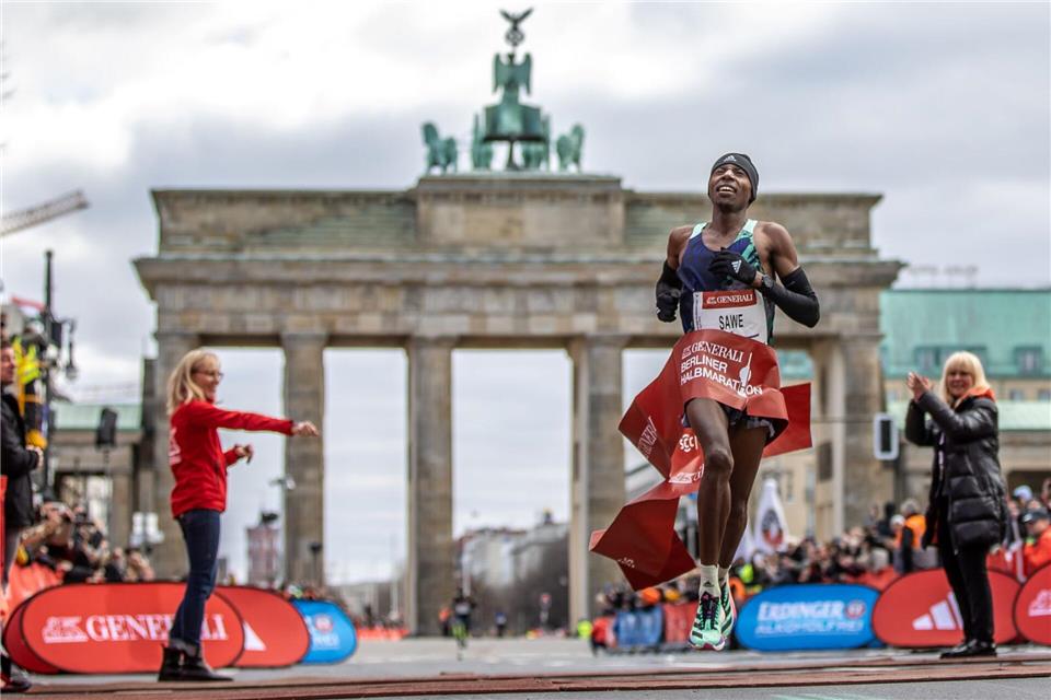 Sabastian Sawe gewann 2023 in Berlin schon den Halbmarathon. (Archivbild)Andreas Gora/dpa