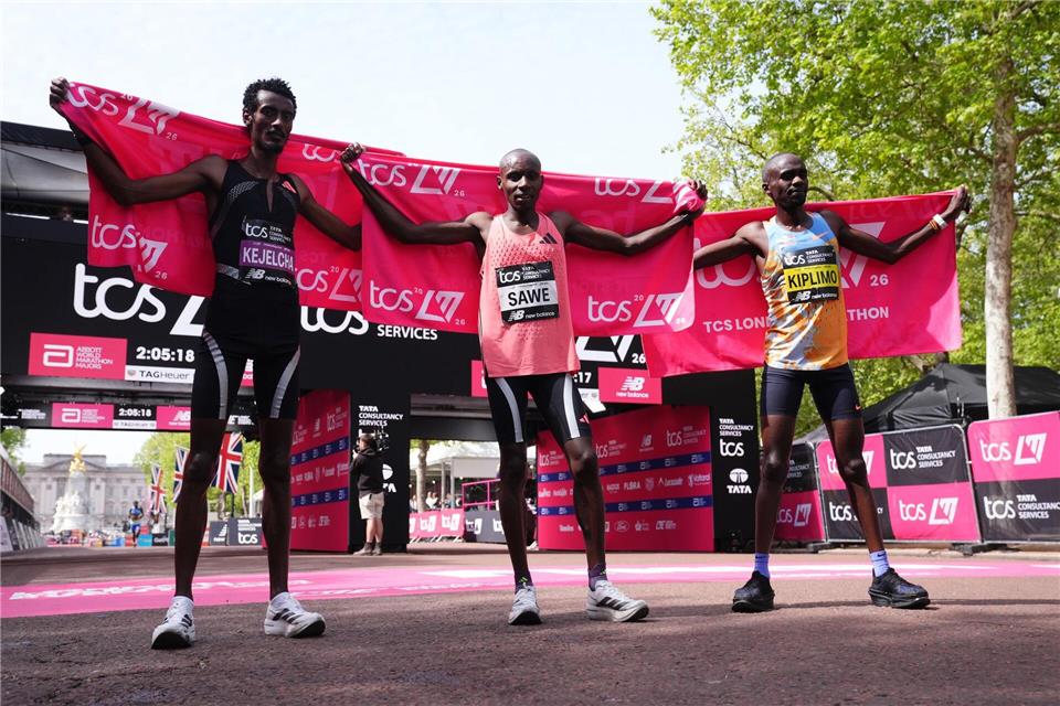 Sabastian Sawe gewann den London-Marathon vor Yomif Kejelcha (l) und Jacob Kiplimo (r).John Walton/PA Wire/dpa