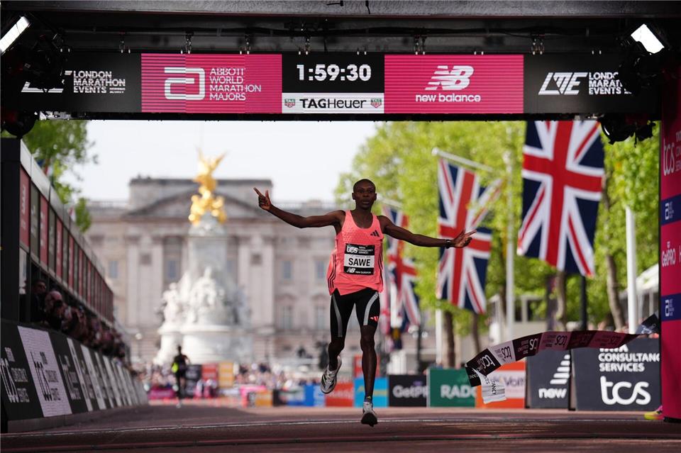Sabastian Sawe lief überraschend einen Marathon-Weltrekord in London.John Walton/PA Wire/dpa