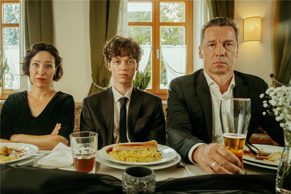 Sabine (Bärbel Stolz, l), Rainer (Bernd Gnann, r) und Carlo (Jeremias Meyer, M) bei einem Beerdigungsessen in der Folge „Tschappel - Am Tag, als Carlo Brenner starb“. Carlo (Jeremias Meyer) gefällt es gar nicht, dass er bei einen Eltern sitzen muss. Marko Massinger/ZDF/dpa