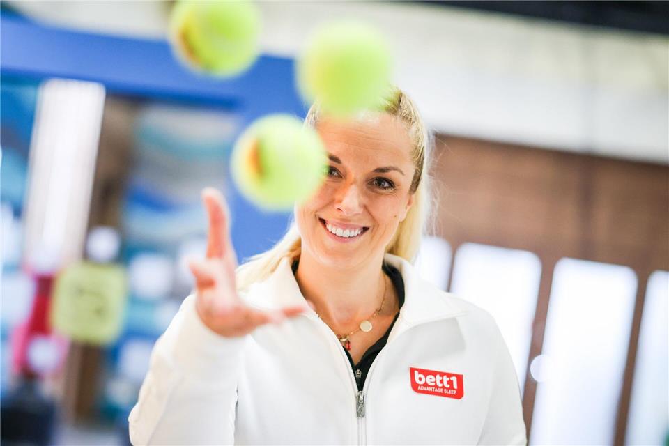Sabine Lisicki spielt in der Serie Sabine Lisicki - und gibt in der Seifenoper einen Tennis-Workshop.Christoph Reichwein/dpa
