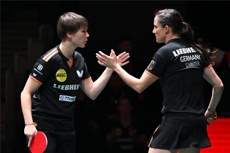 Sabine Winter (r) und Nina Mittelham wollen ins WM-Finale. (Archivbild)Xu Bingjie/XinHua/dpa