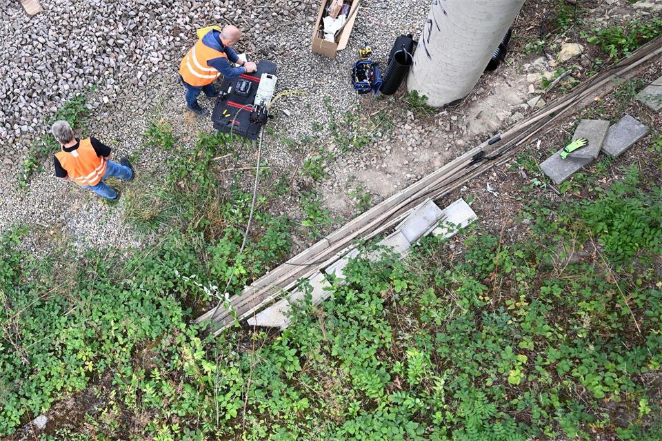 Sabotage an Bahngleisen ärgert nicht nur Pendler und Urlauber, sondern verursacht auch wirtschaftliche Schäden. Bernd Weißbrod/dpa