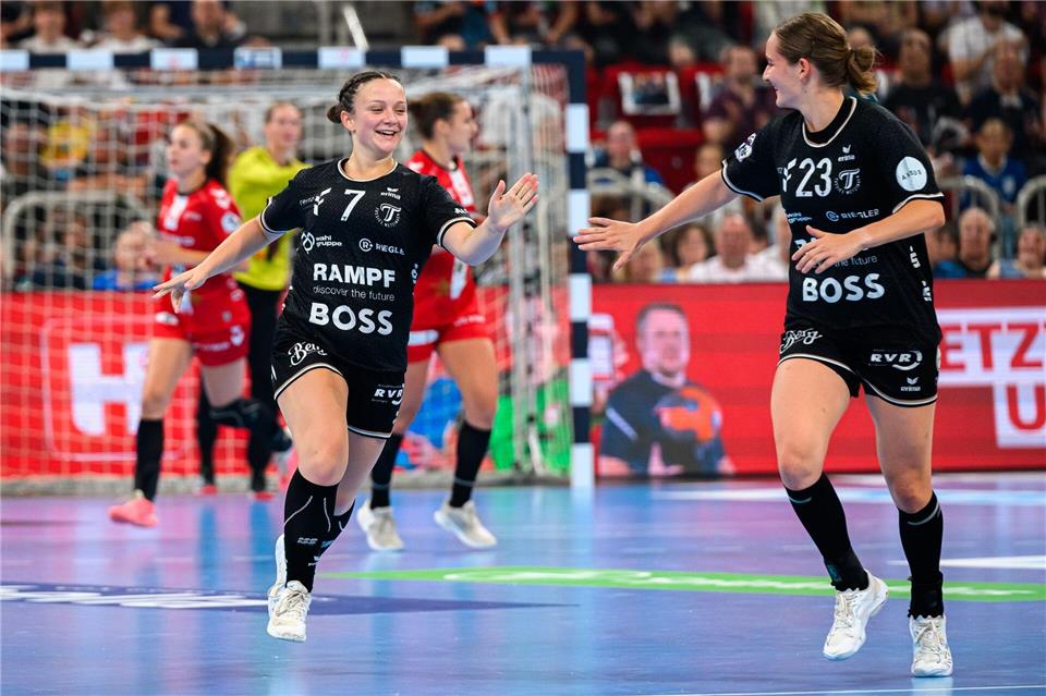 Sabrina Tröster (l) wechselt im Sommer zum Thüringer HC. (Archivbild)Marco Wolf/dpa