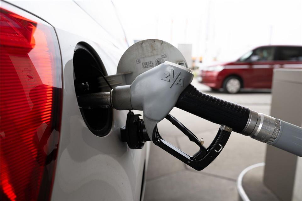 Sachsen-Anhalt gehört aktuell zu den teureren Bundesländern beim Tanken. (Archivbild) Sebastian Kahnert/dpa