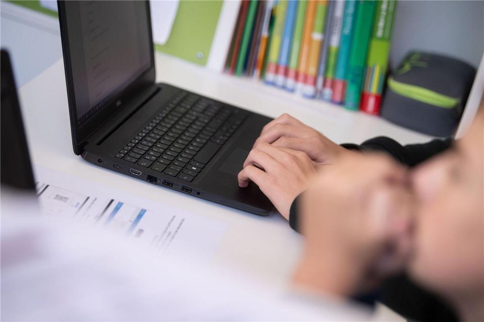 Sachsen-Anhalt bei Informatik in der Oberstufe im Mittelfeld Sachsen-Anhalt geht bei Informatikkursen einen Sonderweg. (Symbolbild)Marijan Murat/dpa