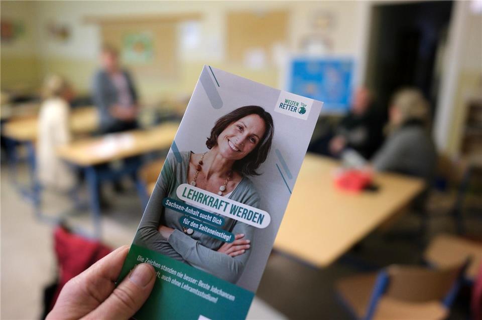Sachsen-Anhalt ist weiterhin händeringend auf der Suche nach Lehrkräften. (Archivbild)Sebastian Willnow/dpa