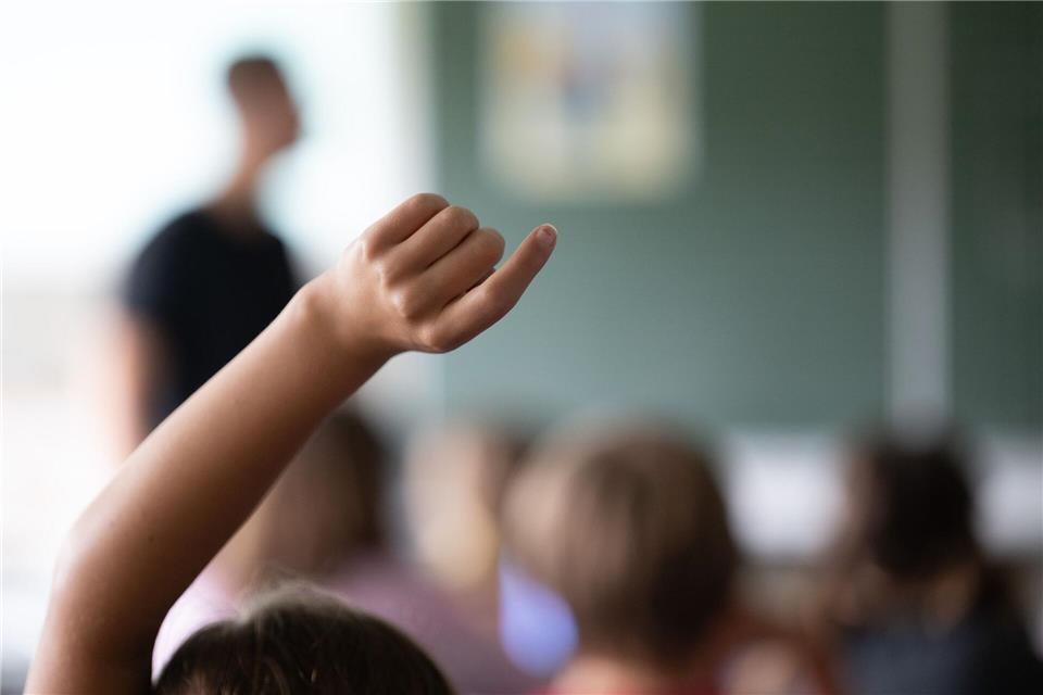 Sachsen-Anhalt startet mit einer positiven Personalbilanz bei den Lehrkräften ins neue Schuljahr. (Symbolbild) Marijan Murat/dpa