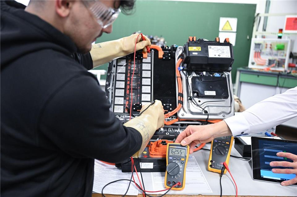 Sachsen-Anhalt will mehr Migranten für eine duale Ausbildung gewinnen. (Archivbild)Bernd Weißbrod/dpa
