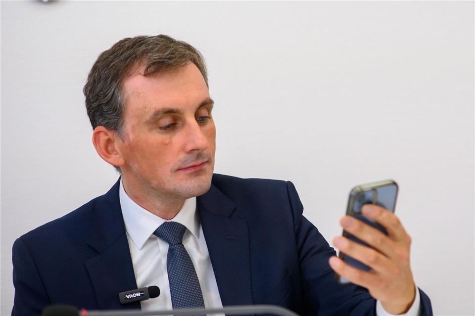 Sachsen-Anhalts Bildungsminister Jan Riedel (CDU) warnt vor dem Einfluss rechter Online-Inhalte auf Demokratie und Schulen. (Archivbild) Klaus-Dietmar Gabbert/dpa