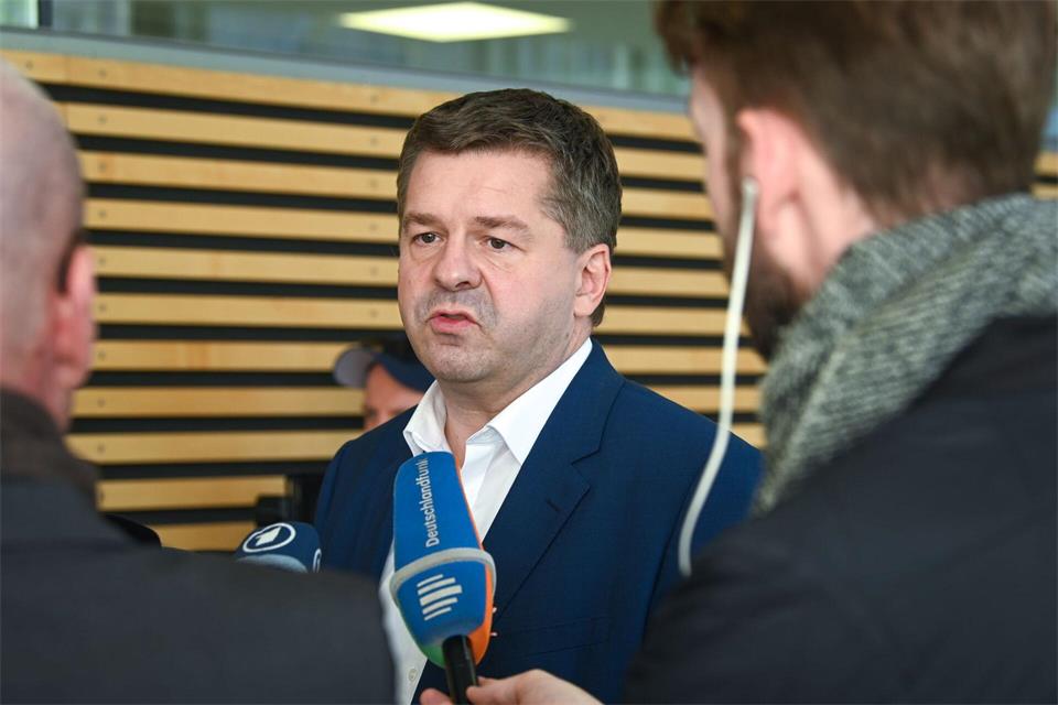 Sachsen-Anhalts CDU-Fraktionschef Sven Schulze äußert sich zum Szenario, dass es bei der Ministerpräsidentenwahl in Magdeburg zu einem dritten Wahlgang kommt. (Archivbild)Heiko Rebsch/dpa