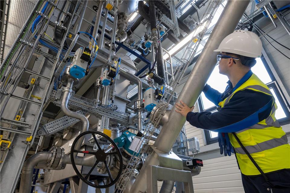 Sachsen-Anhalts Industrie hat im ersten Halbjahr mehr Umsatz gemacht als im Vorjahreszeitraum. (Symbolbild) Hendrik Schmidt/dpa