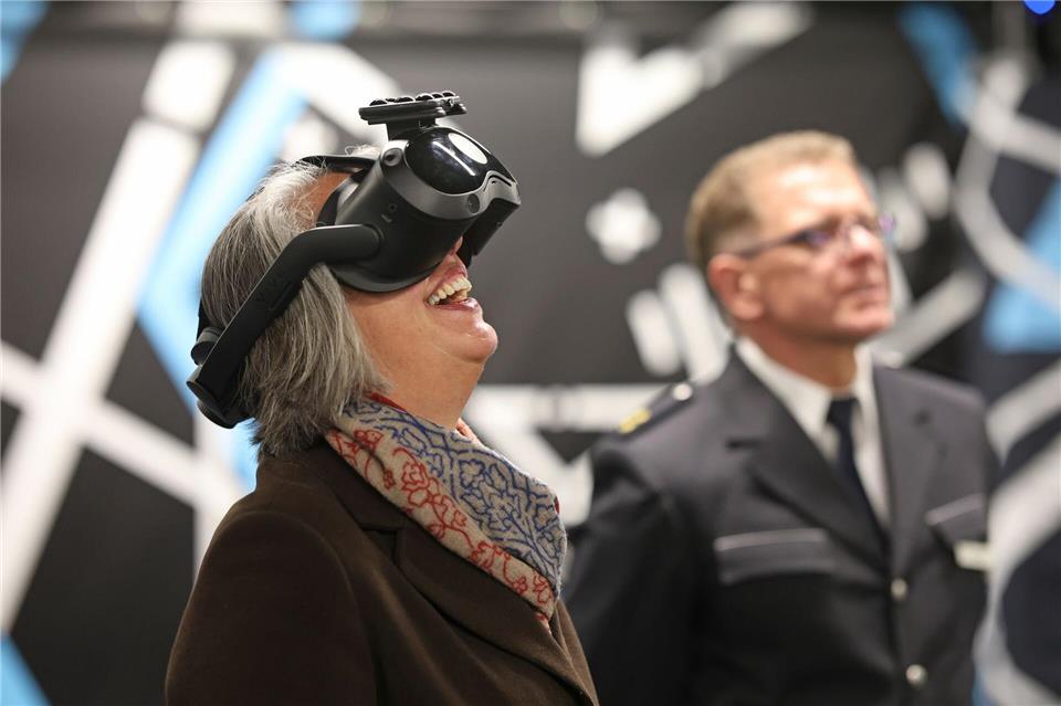 Sachsen-Anhalts Innenministerin Tamara Zieschang (CDU) probierte die Anlage selbst aus.Matthias Bein/dpa