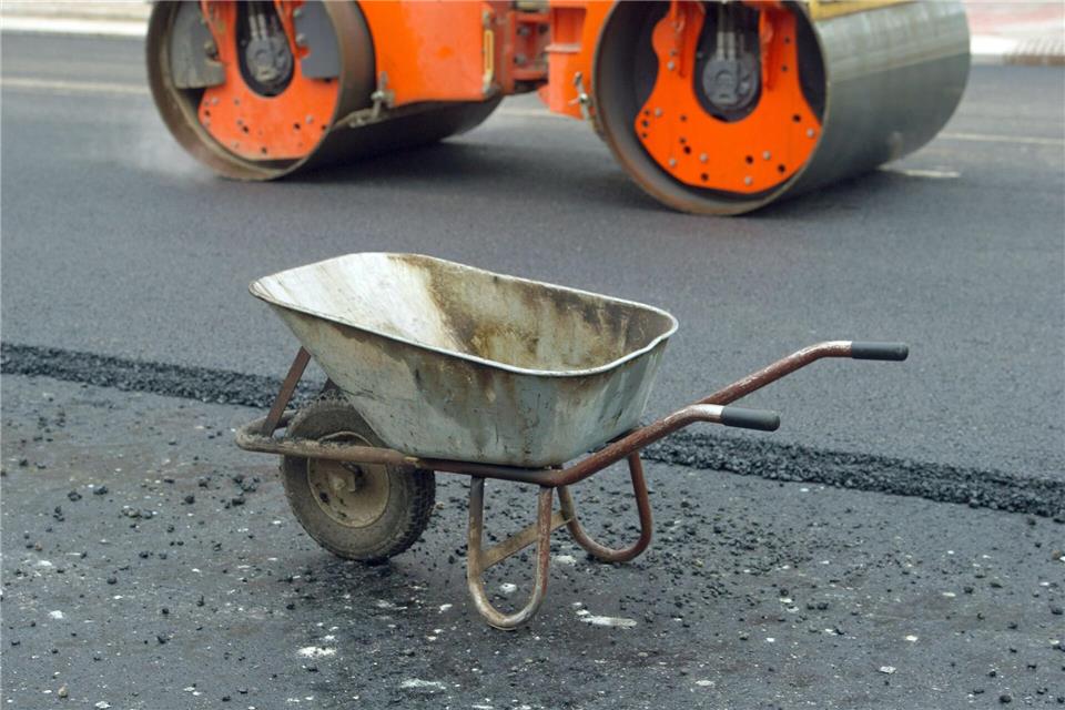 Viel Geld aus Infrastruktur-Sondervermögen für Straßen Sachsen-Anhalts Landesstraßen sollen dank des Bundessondervermögens „Infrastruktur“ besser werden. (Symbolbild) Stefan Sauer/dpa-Zentralbild/dpa