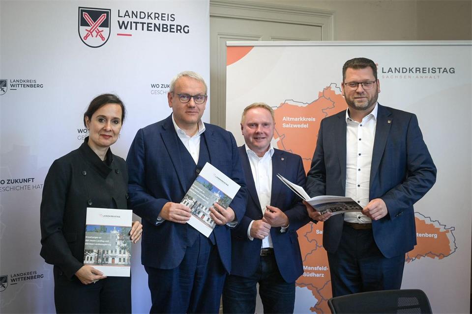 Sachsen-Anhalts Landräte verlangen mehr Entscheidungsspielraum und weniger Bürokratie von der künftigen Landesregierung.Heiko Rebsch/dpa