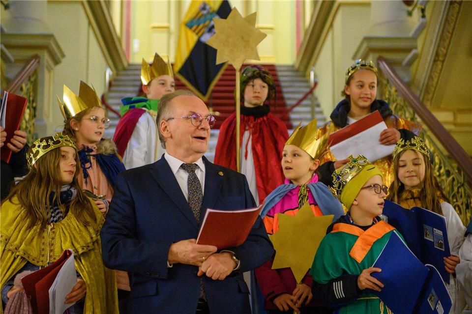 Sachsen-Anhalts Ministerpräsident Reiner Haseloff (CDU) singt in der Staatskanzlei mit den Sternsingern der Kathedralpfarrei Sankt Sebastian.Klaus-Dietmar Gabbert/dpa