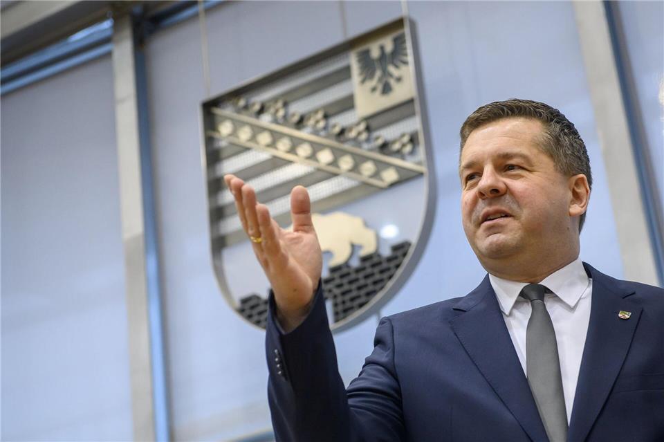 Sachsen-Anhalts Ministerpräsident Sven Schulze (Archivbild). Einige Unternehmen im Land kämpfen derzeit um ihr Fortbestehen.Klaus-Dietmar Gabbert/dpa