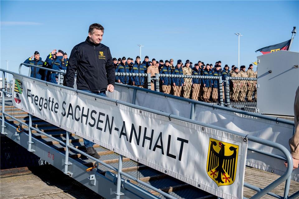 Sachsen-Anhalts Ministerpräsident Sven Schulze (CDU) begrüßt die Mannschaft der Fregatte „Sachsen-Anhalt“.Hauke-Christian Dittrich/dpa