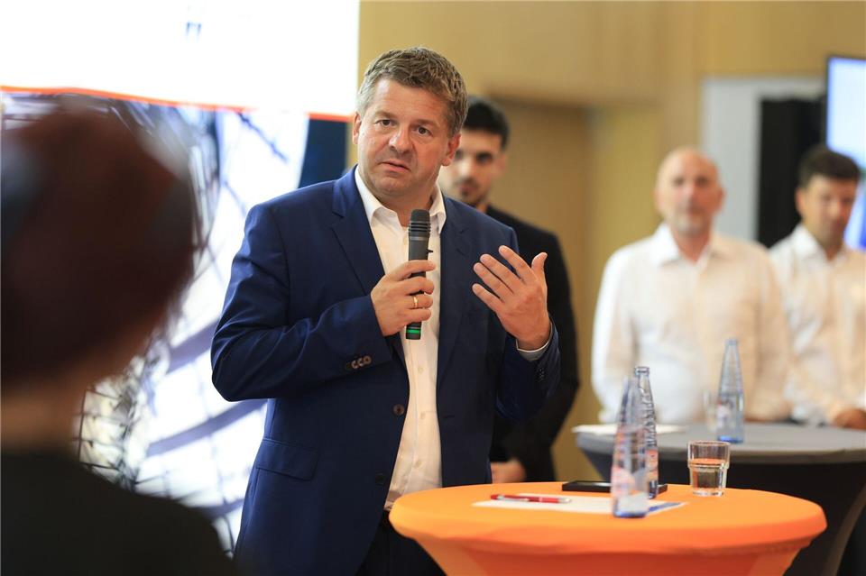 Sachsen-Anhalts Ministerpräsident Sven Schulze (CDU) hält an seiner Forderung zur Rente nach 45 Beitragsjahren fest. (Archivbild)Matthias Bein/dpa