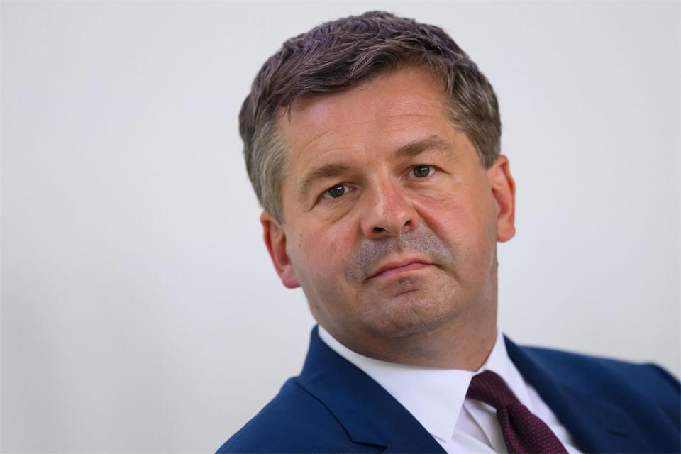 Sachsen-Anhalts Ministerpräsident Sven Schulze (CDU) liegt in Umfragen deutlich hinter der AfD. (Archivbild)Hendrik Schmidt/dpa