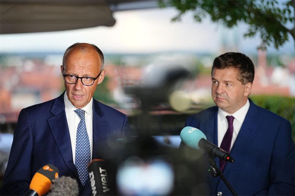 Sachsen-Anhalts Ministerpräsident Sven Schulze (CDU) sagte nach dem Termin mit Kanzler Friedrich Merz (CDU), es gebe ein „Rieseninteresse“ an der Landtagswahl - seitens der Medien, aber auch der Bürger.Kay Nietfeld/dpa