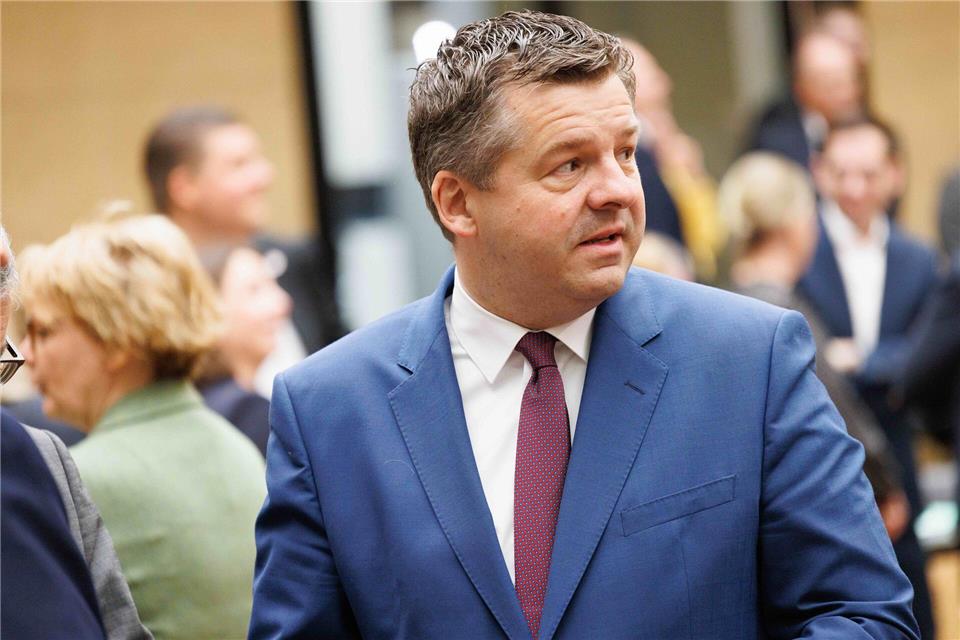 Sachsen-Anhalts Ministerpräsident Sven Schulze (CDU) warnt davor, dass im Falle einer AfD-Regierung zentrale Posten mit Politikern von außerhalb besetzt werden könnten. (Archivbild)Carsten Koall/dpa