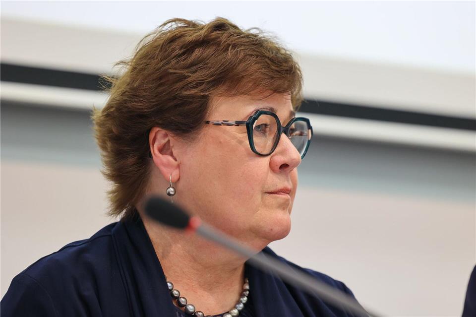 Sachsen-Anhalts Sozialministerin Petra Grimm-Benne (SPD) kritisiert den früheren Ärztlichen Direktor der Salus. (Archivbild)Peter Gercke/dpa-Zentralbild/dpa