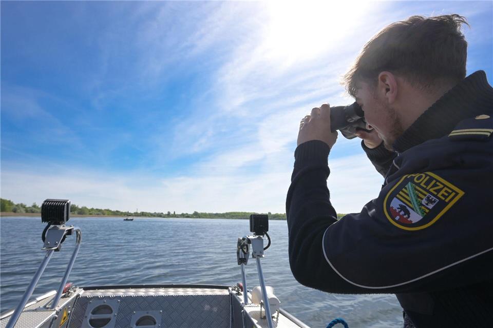 Sachsen-Anhalts Wasserschutzpolizei beteiligt sich an einer bundesweiten Kontrollwoche zum Gewässer- und Umweltschutz. (Archivbild)Heiko Rebsch/dpa