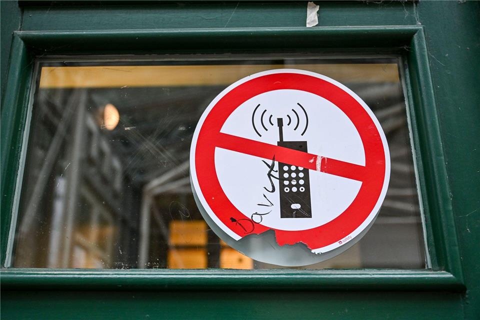 Sachsen Kultusminister Conrad Clemens (CDU) kann sich ein Handyverbot auch an weiterführenden Schulen vorstellen. (Symbolbild)Jens Kalaene/dpa