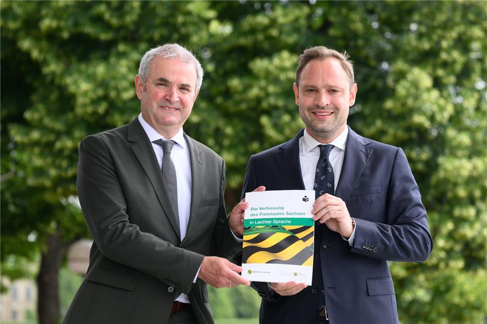 Sachsen hat als viertes Bundesland seine Landesverfassung in leichter Sprache herausgebracht. Robert Michael/dpa