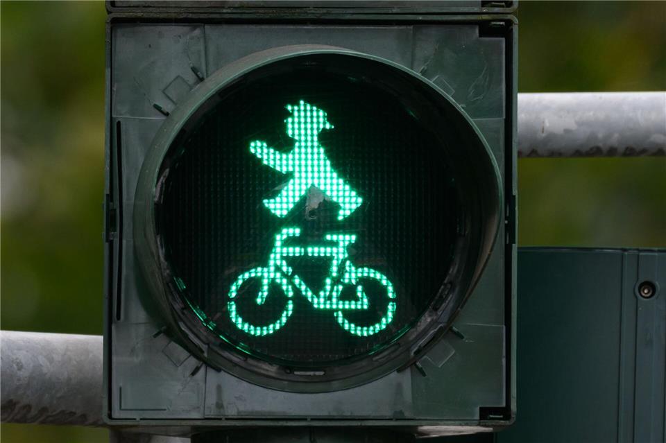 Sachsen plant keine längeren Grünphasen an Fußgängerampeln  Sachsen plant keine generelle Verlängerung von Grünphasen an Ampeln. Robert Michael/dpa