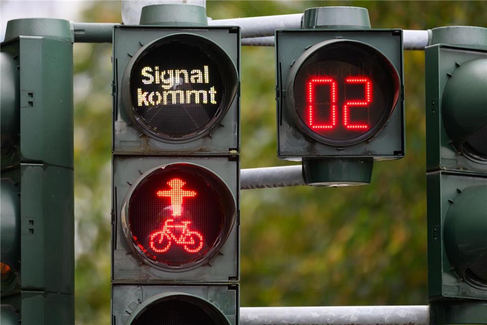 Sachsen plant keine längeren Grünphasen an Fußgängerampeln  Sachsen plant keine generelle Verlängerung von Grünphasen an Ampeln. Robert Michael/dpa