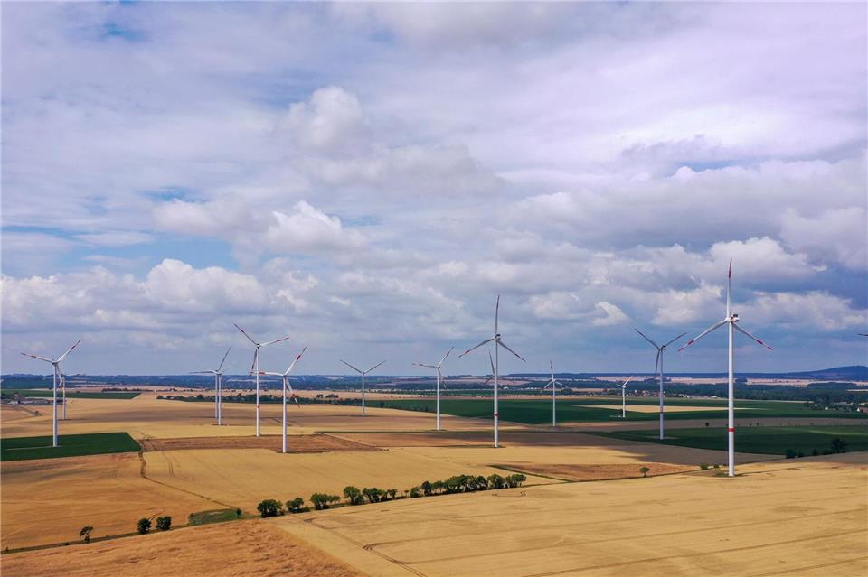 Sachsen setzt beim Ausbau der erneuerbaren Energien auf deutlich mehr Windkraft. (Symbolbild) Jan Woitas/dpa