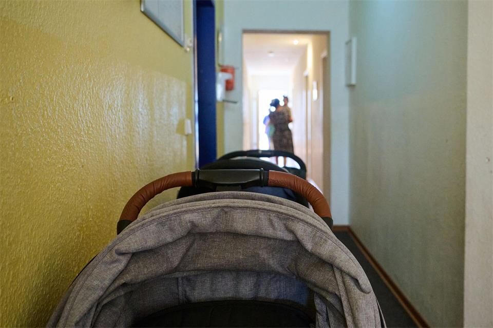 Sachsen will Menschen, die von häuslicher Gewalt betroffen sind, besser schützen (Symbolbild). Annette Riedl/dpa