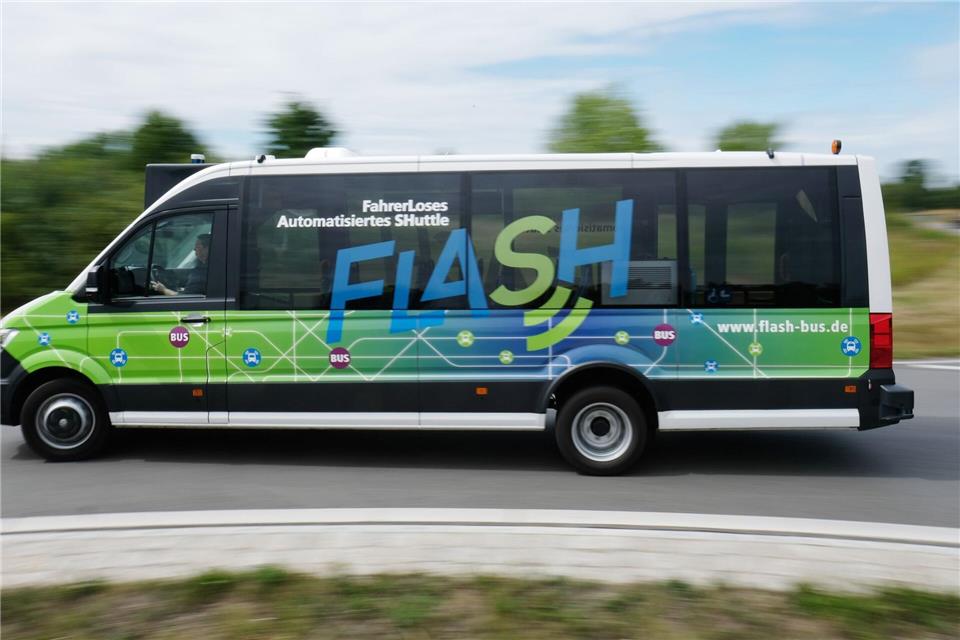 Sachsen will autonome Shuttlebusse bis 2030 schrittweise in den Regelbetrieb des Nahverkehrs bringen. (Archivbild)Sebastian Willnow/dpa