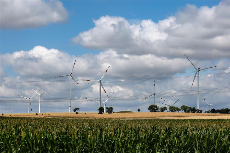 Sachsen will den Ausbau der Windenergie beschleunigen und deutlich mehr Flächen für Windkraft ausweisen. (Symbolbild) Jan Woitas/dpa